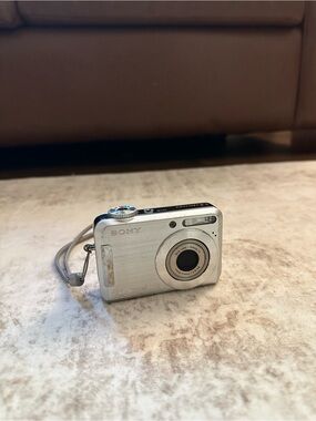 Sony Cyber-shot DSC-S700 7.2MP 3X Optical Zoom CCD Digital Camera